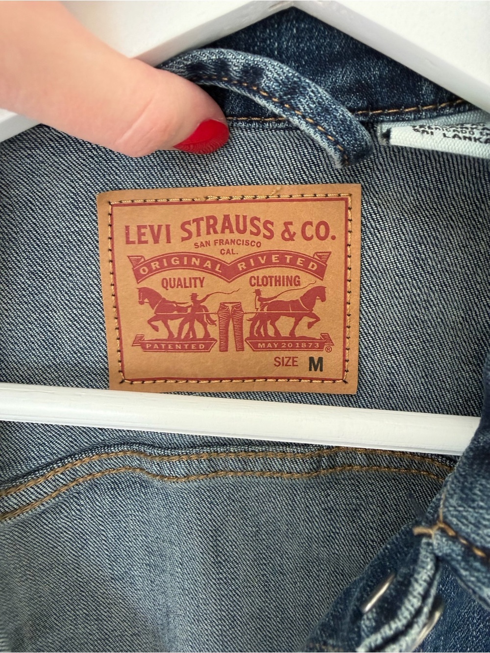 Levi’s Original Trucker Denim Jean Jacket Dark Wash Size Medium - Picture 5 of 6